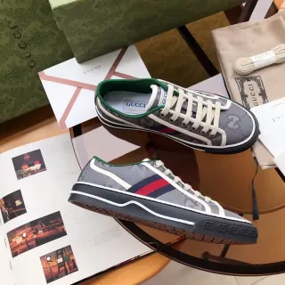Gucci Screener Gris Verde GG Monogram Malla Superior Banda Web Acento Sneakers Lifestyle