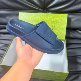 Gucci Screener Navy Construcción de goma moldeada Estampado Interlocking G Logo Zapatillas