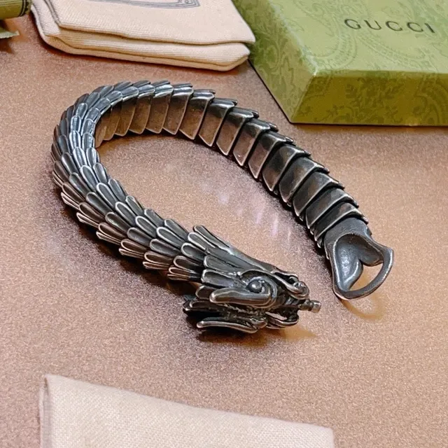 Gucci Silver Articulated Scale-Link Sculpted Dragon Head Clasp Bracelet 4