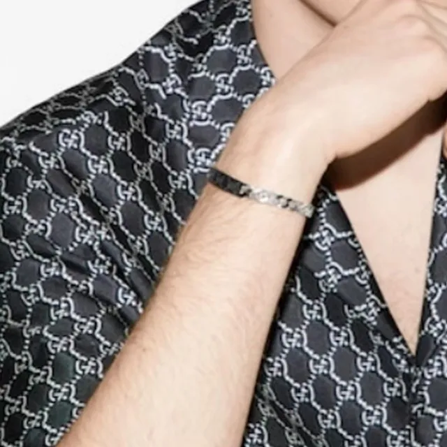 Gucci Pulseira Corrente Curb Prata e Preto com Placa 2