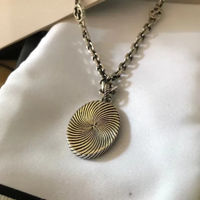 Gucci Collier Pendentif Ovale Argent Noir Borde de Corde 3