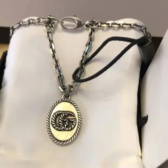 Gucci Collier Pendentif Ovale Argent Noir Borde de Corde 5