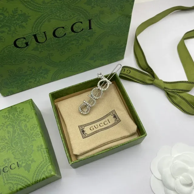Gucci चांदी क्रिस्टल एन्क्रस्टेड लोगो शेप्ड ब्रोच 3