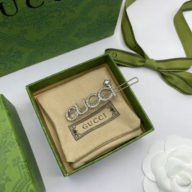 Gucci चांदी क्रिस्टल एन्क्रस्टेड लोगो शेप्ड ब्रोच 5