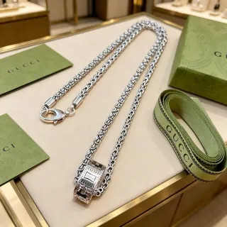 Gucci সিলভার গ্রিন বাইজান্টাইন লিংক চেইন আয়তাকার এনগ্রেভড পেন্ডেন্ট নেকলেস