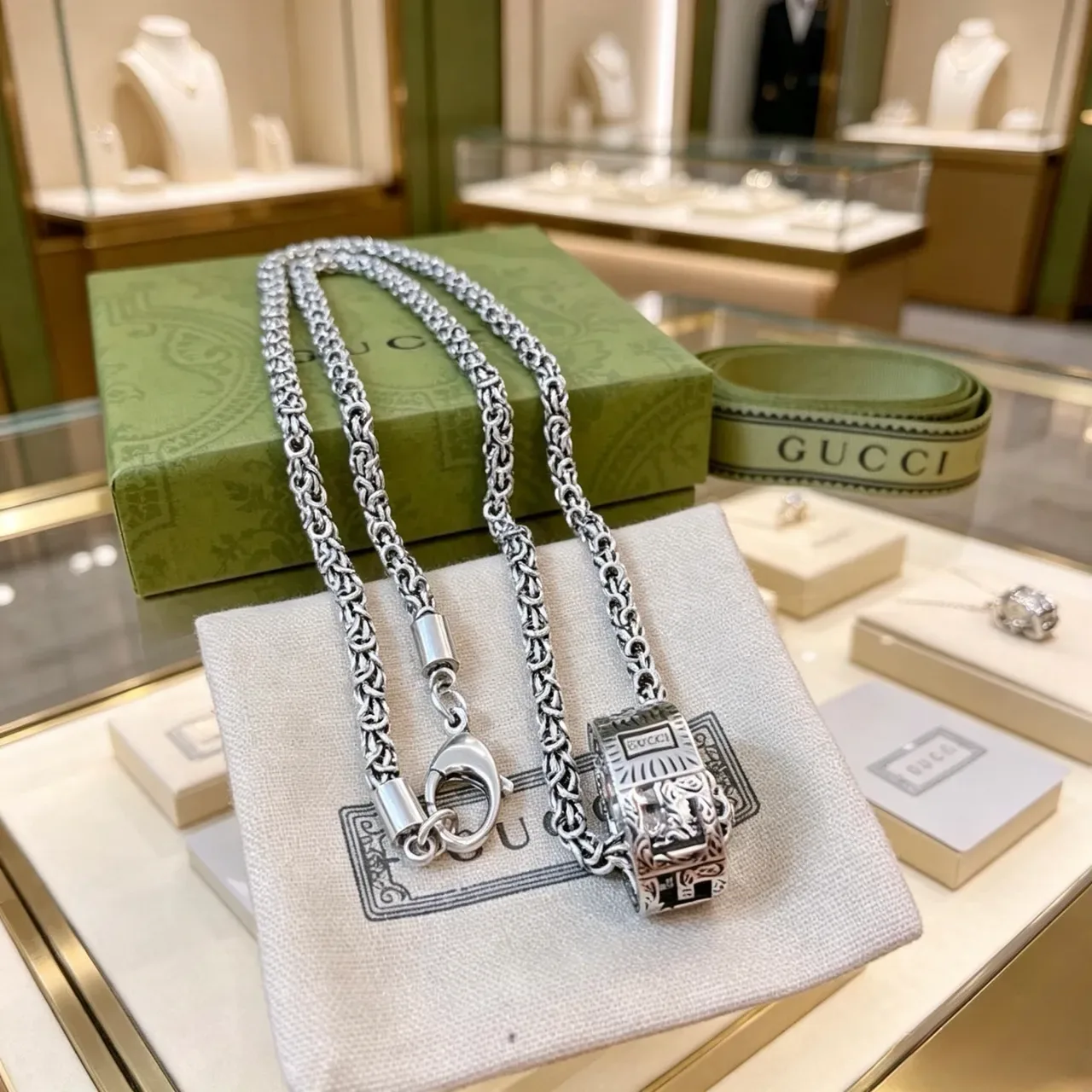 Gucci Silver Green Byzantine-Link Chain Rectangular Engraved Pendant Necklace 3
