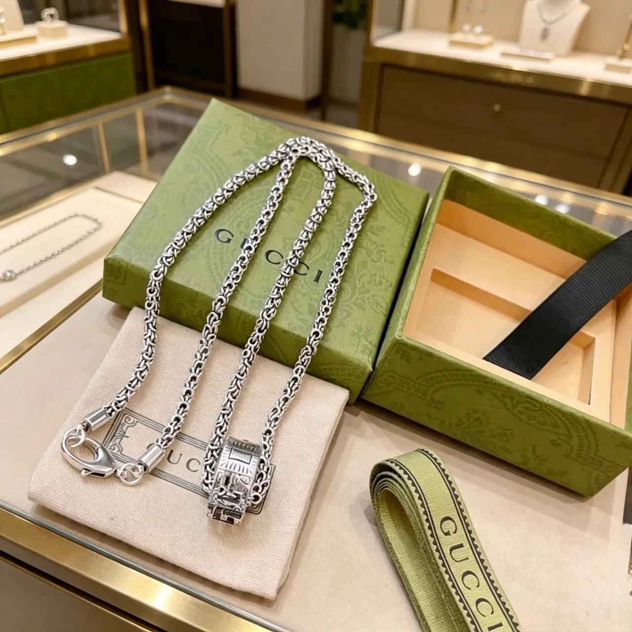 Gucci Silver Green Byzantine-Link Chain Rectangular Engraved Pendant Necklace 5