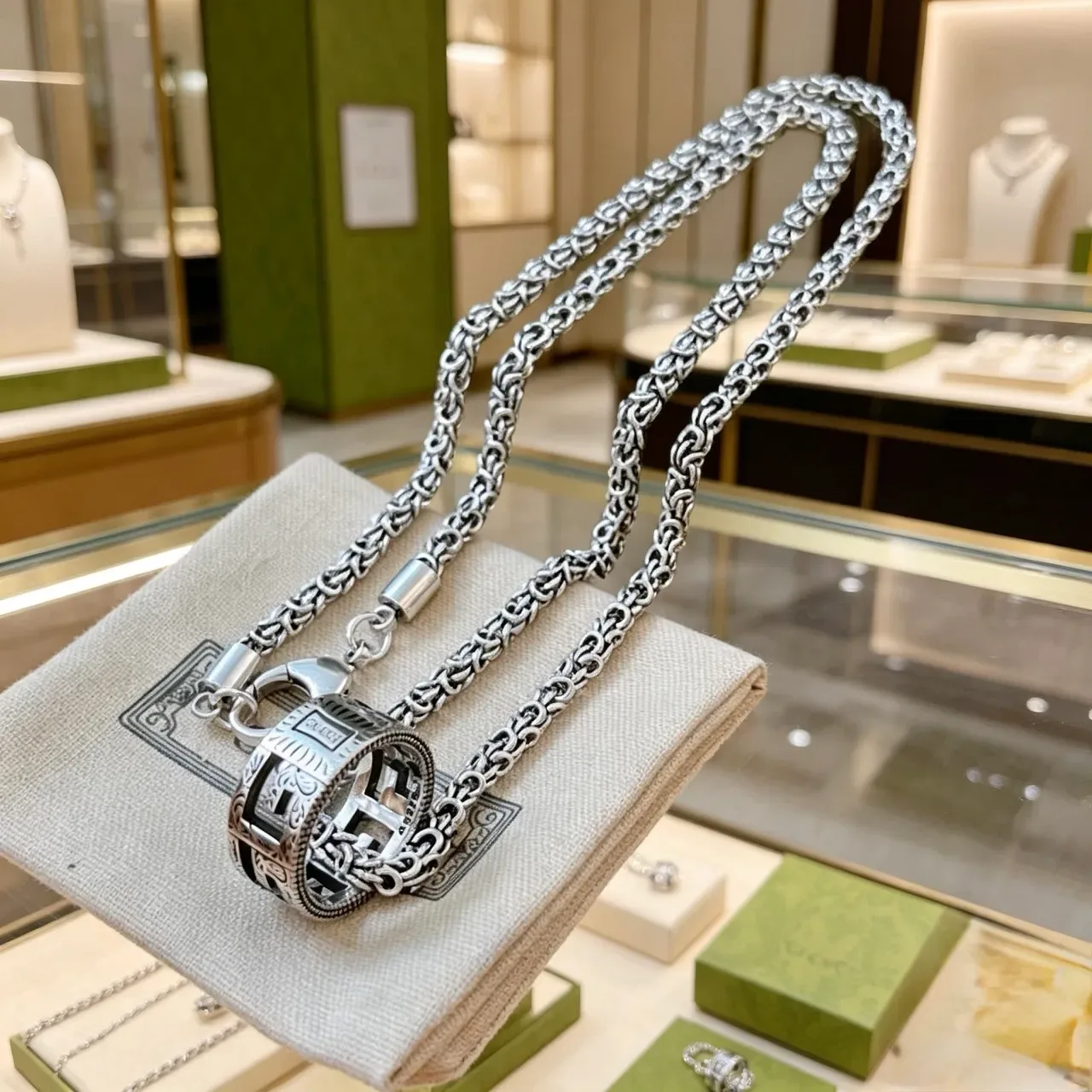 Gucci Silver Green Byzantine-Link Chain Rectangular Engraved Pendant Necklace 7