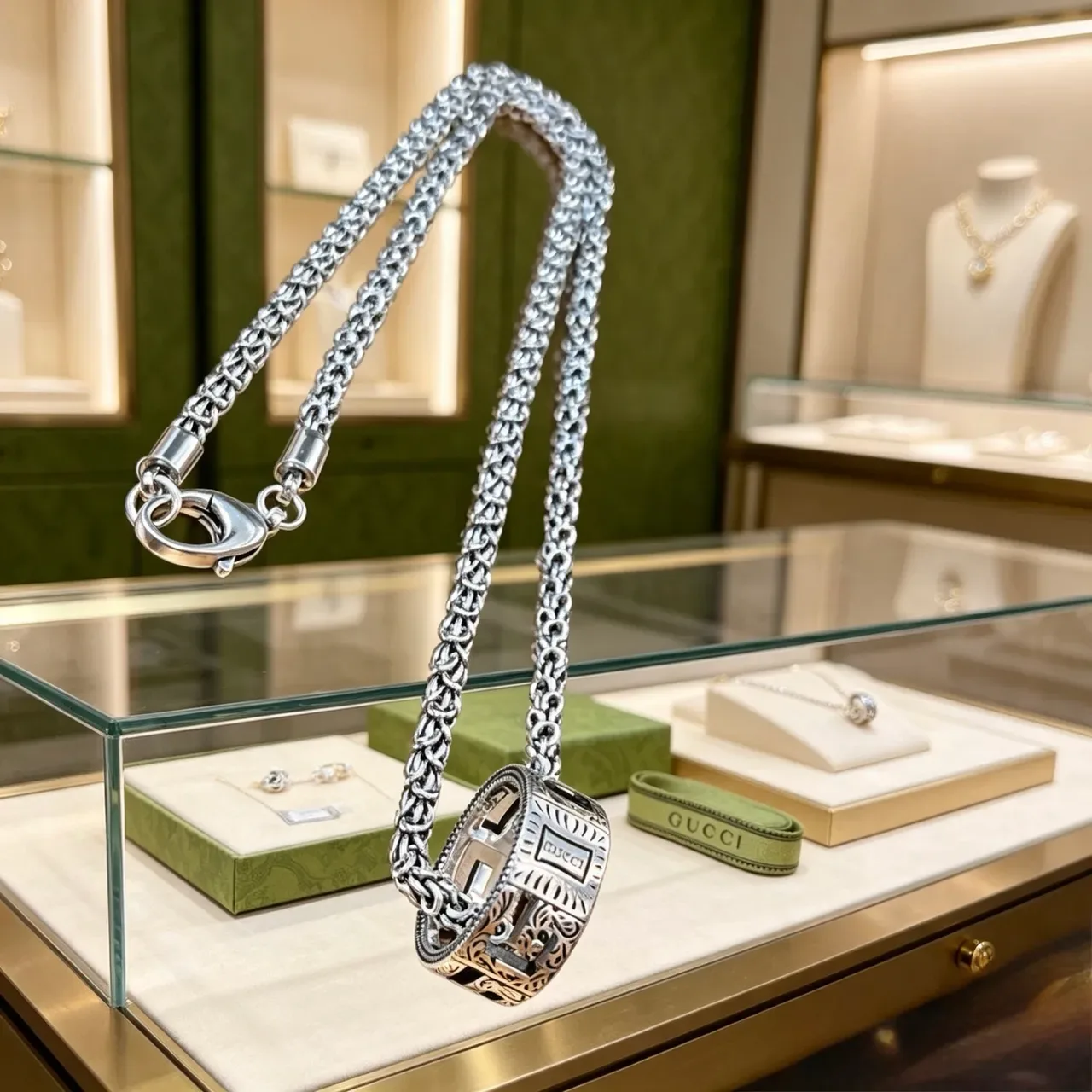 Gucci Silver Green Byzantine-Link Chain Rectangular Engraved Pendant Necklace 8