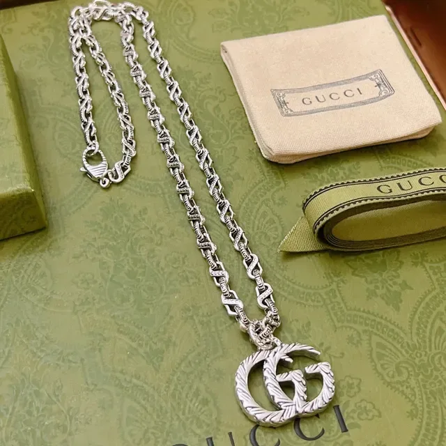 Gucci Silver Green Interlocking Double-G Pendant Rope-Textured Metalwork Necklace 4