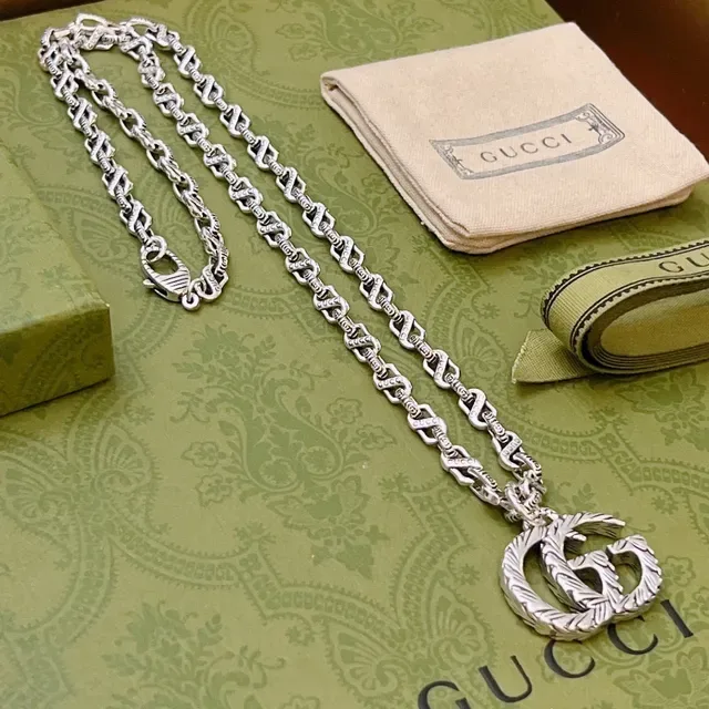 Gucci Silver Green Interlocking Double-G Pendant Rope-Textured Metalwork Necklace 8