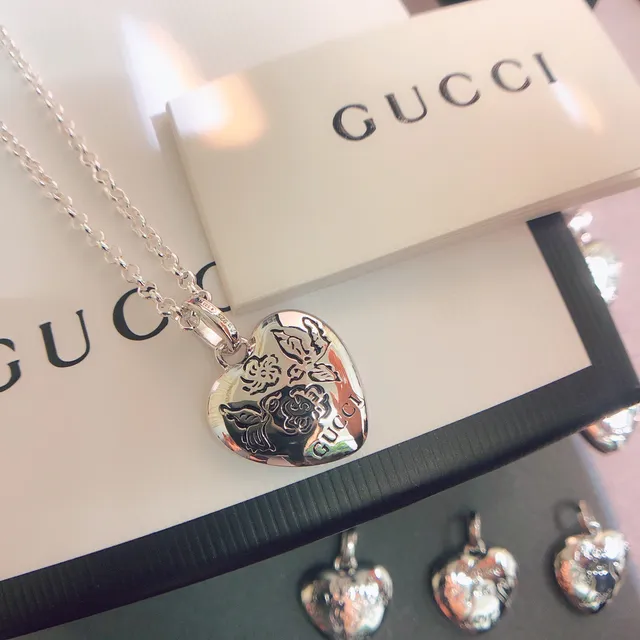 Gucci चांदी हृदयाकार उकेरा हुआ फूल और भौं मोटिफ हार 3