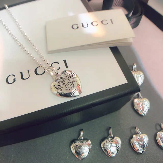 Gucci चांदी हृदयाकार उकेरा हुआ फूल और भौं मोटिफ हार 4
