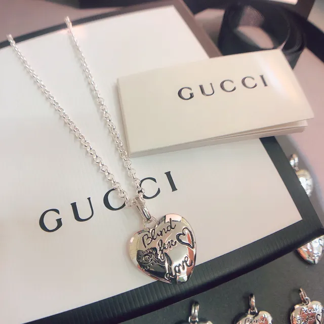 Gucci चांदी हृदयाकार उकेरा हुआ फूल और भौं मोटिफ हार 5