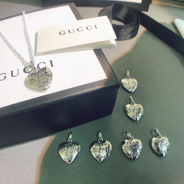 Gucci चांदी हृदयाकार उकेरा हुआ फूल और भौं मोटिफ हार 6