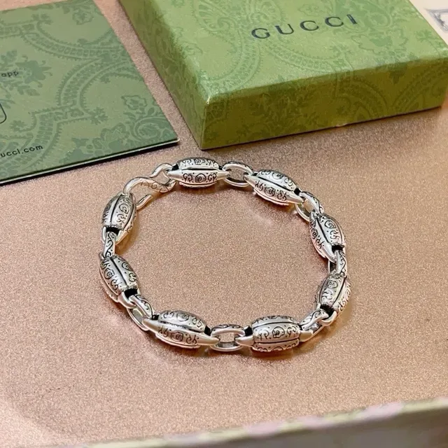 Gucci Silver Ornate Engraved Links Oval-Shaped Chain Bracelet 2