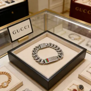 سوار Gucci فضي أحمر سلسلة كرب لينك سميكة لوحة مستطيلة مزينة بالكريستال
