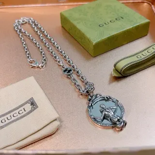 Gucci রূপালী পৌরাণিক মেডেলিয়ন খুলি চেইন হার