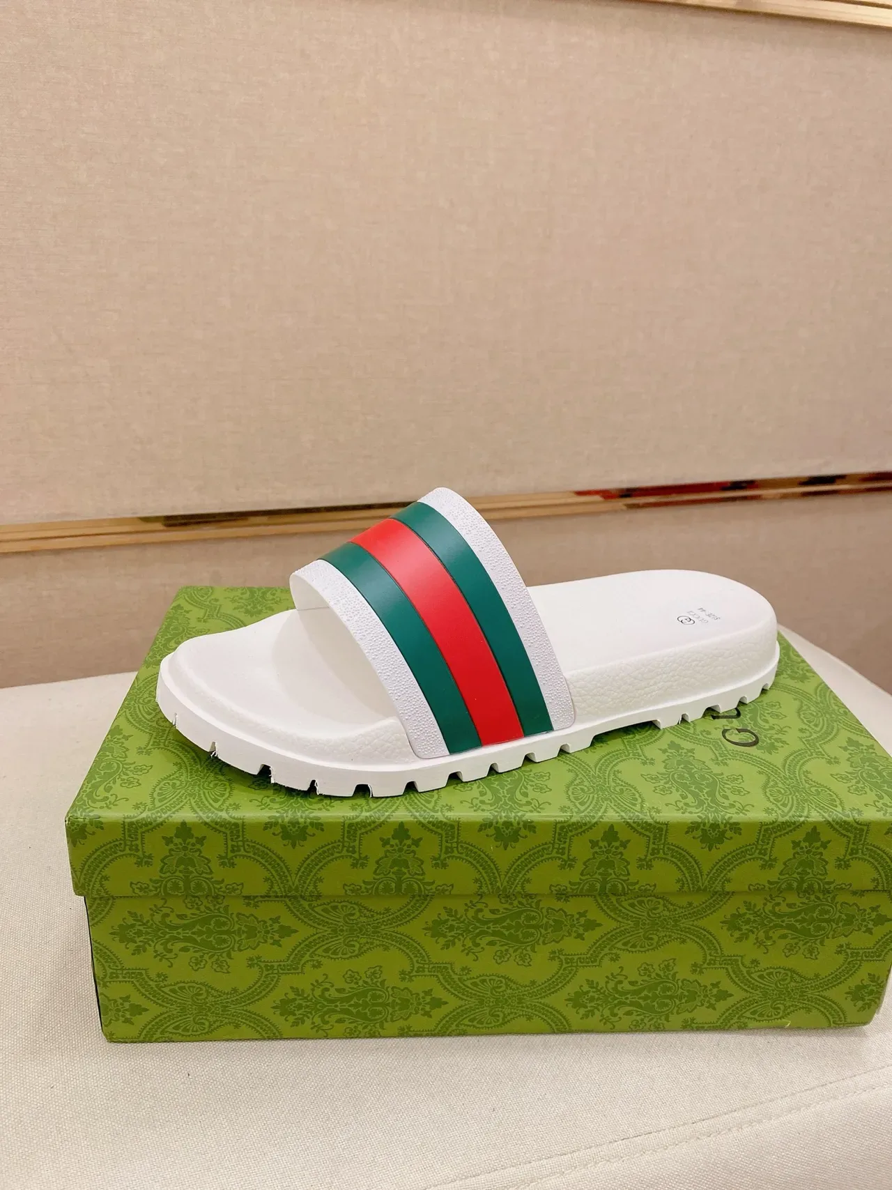 Gucci Slide Noir Blanc Semelle en Caoutchouc Bande Web Rayée Lanière Sandales 4