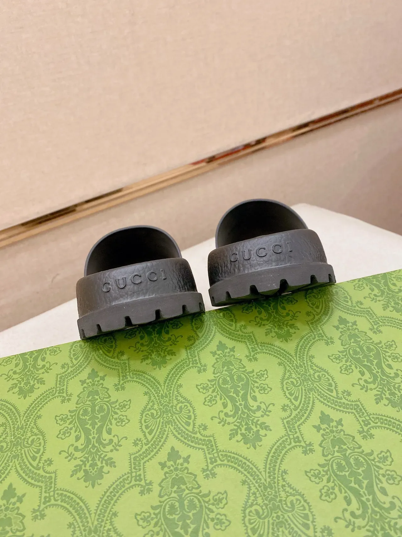 Gucci Slide Noir Blanc Semelle en Caoutchouc Bande Web Rayée Lanière Sandales 5