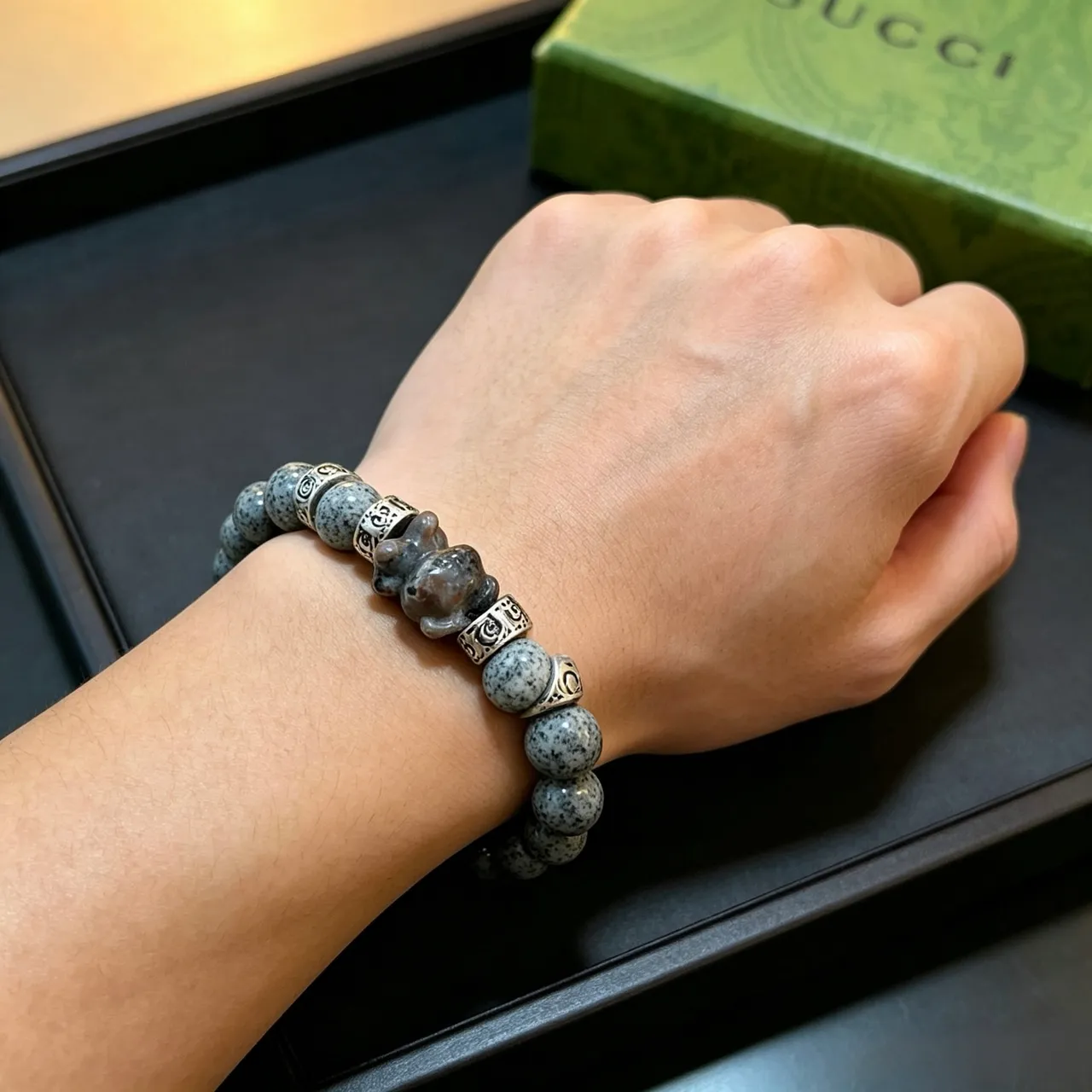 Gucci Bracelet de perles en pierre tachetée et ton argenté gravé 3