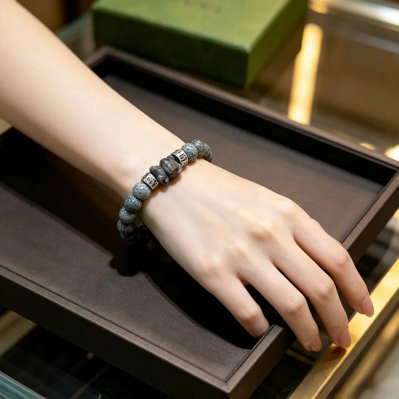 Gucci Bracelet de perles en pierre tachetée et ton argenté gravé 8