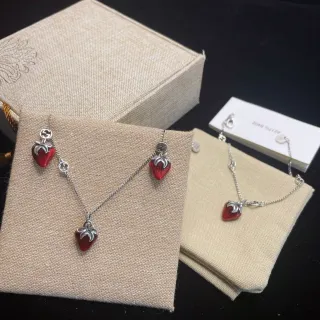 Gucci স্ট্রবেরি রেড সিলভার এনামেল চার্মস চেইন নেকলেস