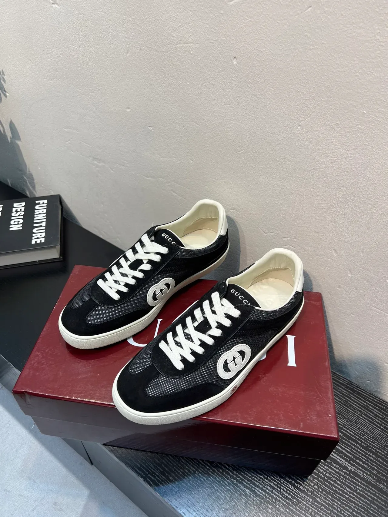 Gucci Tennis 1977 Black and White baskets lifestyle 3