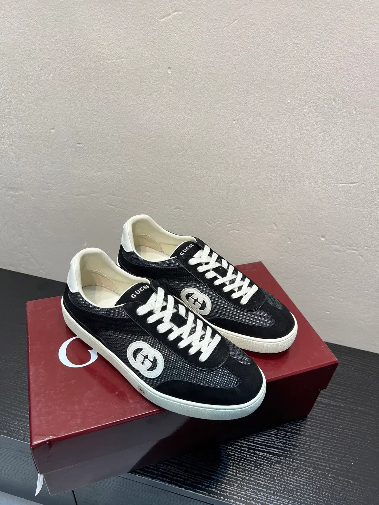 Gucci Tennis 1977 Black and White baskets lifestyle 5