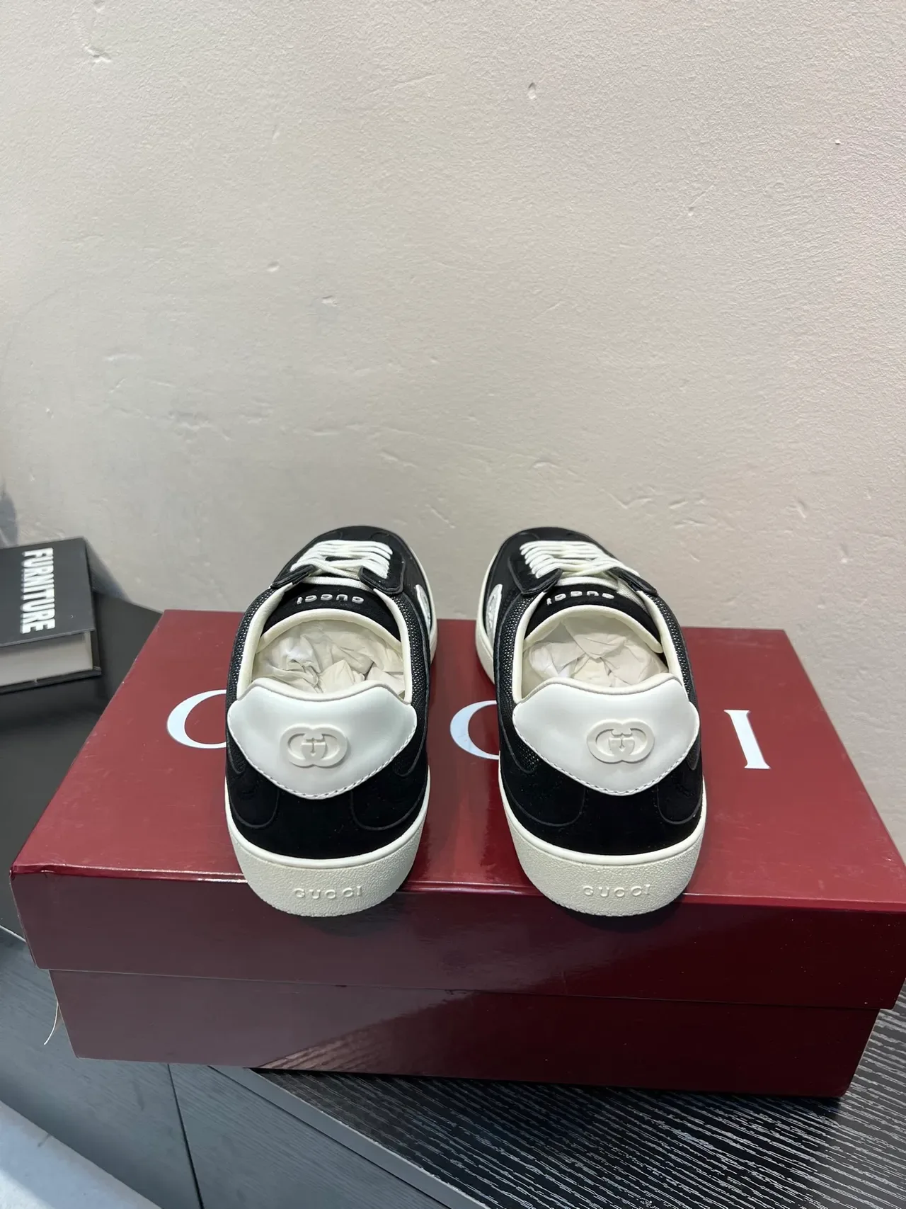 Gucci Tennis 1977 Black and White baskets lifestyle 6