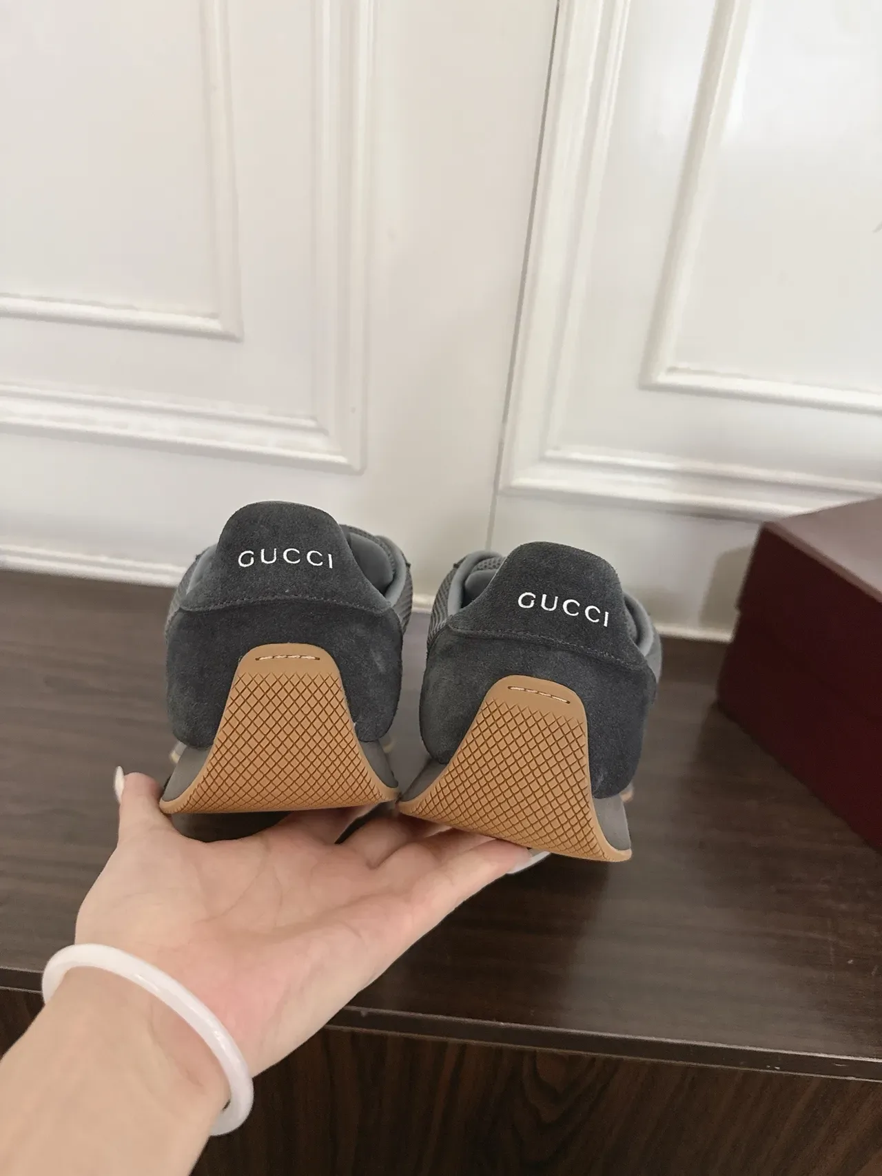 Gucci Tennis 1977 gris rouge marine rayure web baskets lifestyle 3