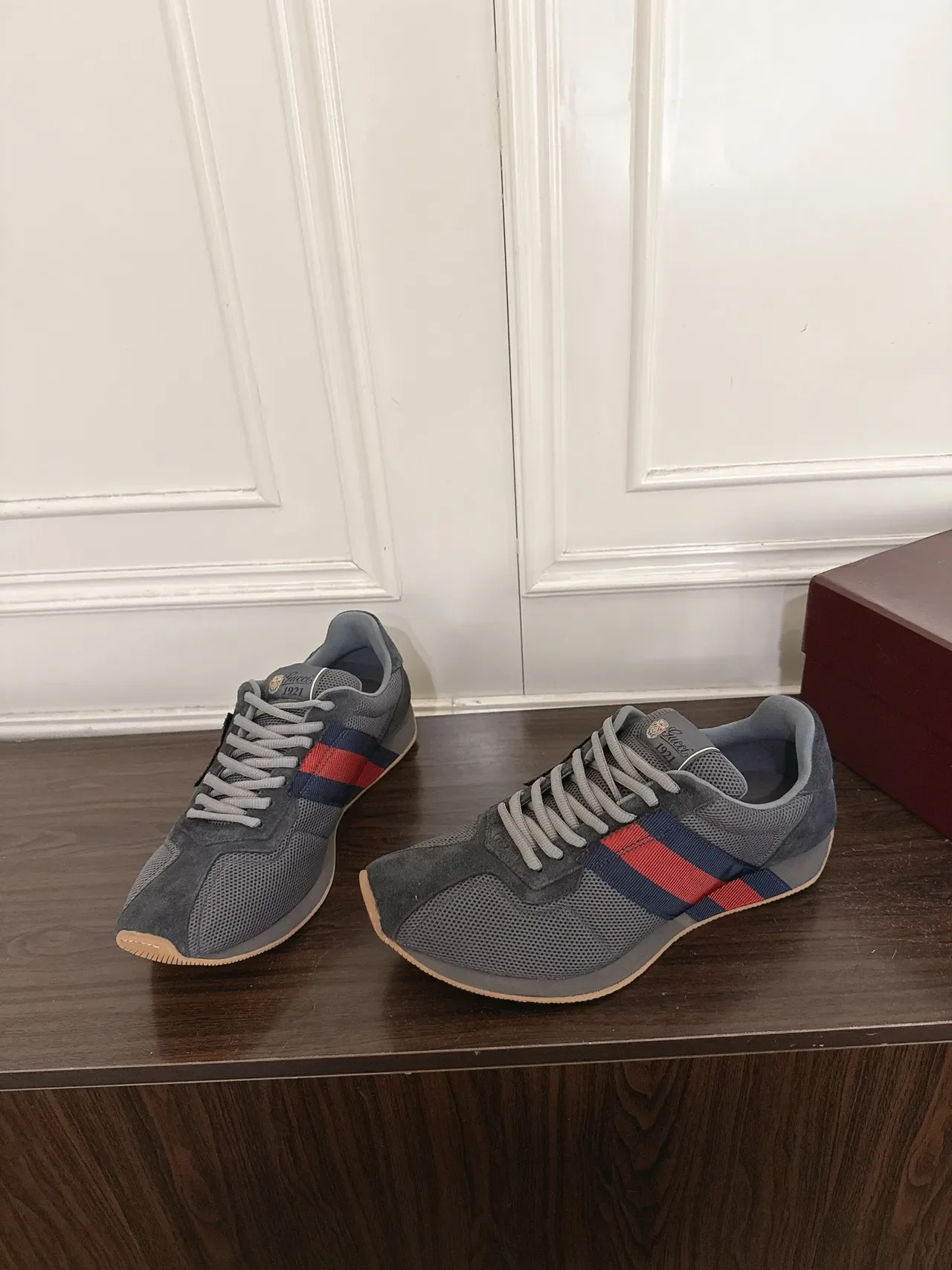 Gucci Tennis 1977 gris rouge marine rayure web baskets lifestyle 4