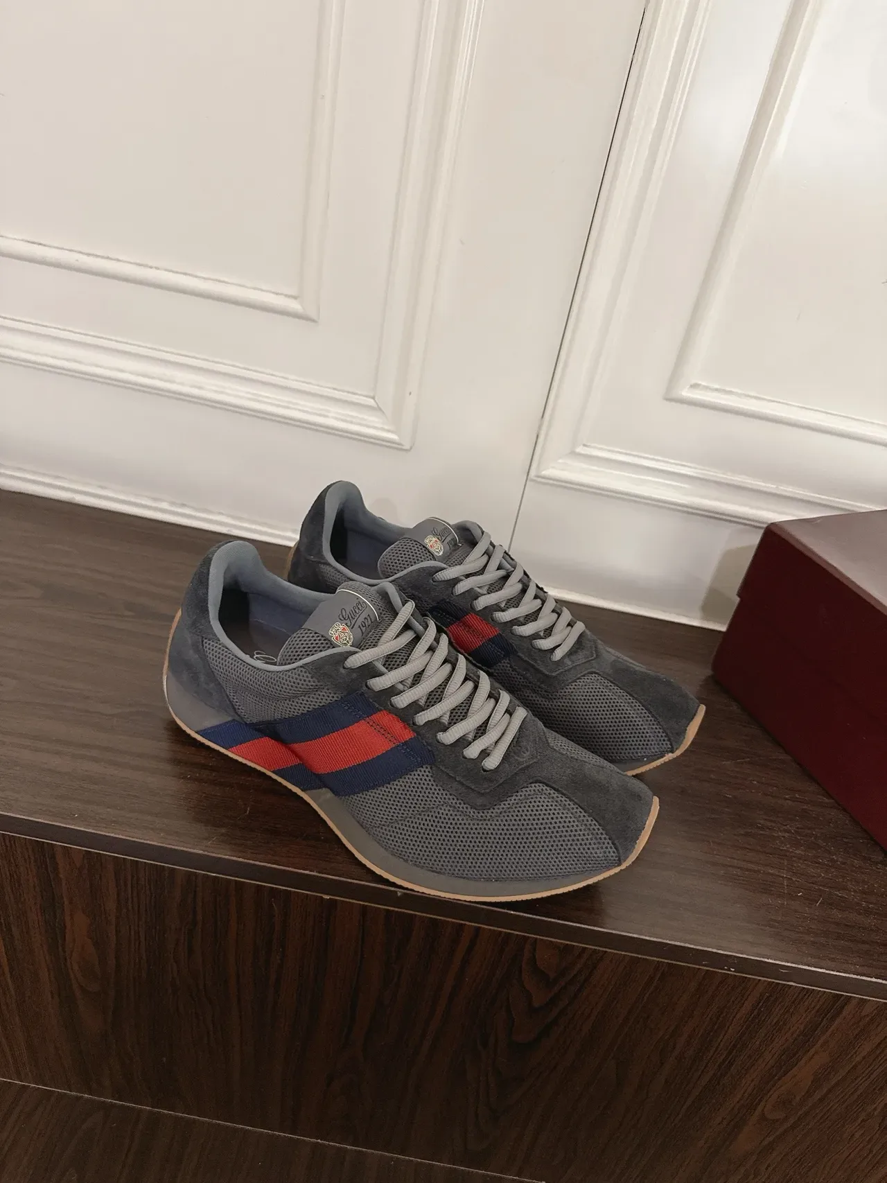Gucci Tennis 1977 gris rouge marine rayure web baskets lifestyle 5