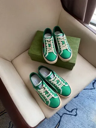 Gucci Tennis 1977 Zapatillas de lona verdes con rayas web estilo de vida 3