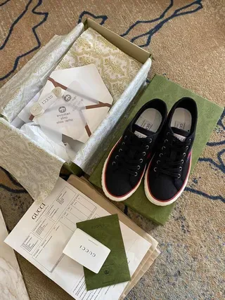Gucci Tennis 1977 Sneakers lifestyle bleu marine et rouge avec rayures web 3