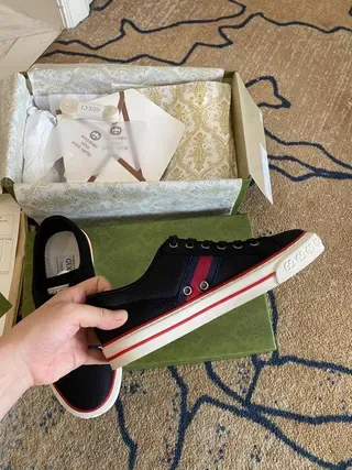 Gucci Tennis 1977 Sneakers lifestyle bleu marine et rouge avec rayures web 4
