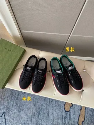 Gucci Tennis 1977 Sneakers lifestyle bleu marine et rouge avec rayures web 5