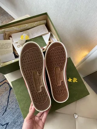 Gucci Tennis 1977 Sneakers lifestyle bleu marine et rouge avec rayures web 6