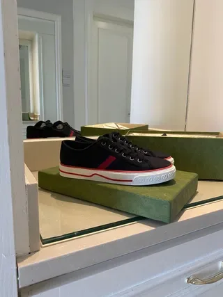 Gucci Tennis 1977 Sneakers lifestyle bleu marine et rouge avec rayures web 7