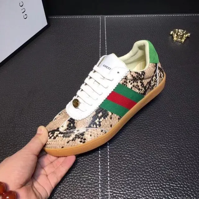 Gucci Tennis 1977 tênis lifestyle com estampa de serpente verde-vermelho web 3