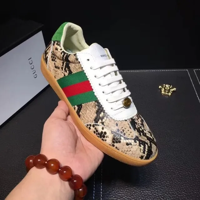 Gucci Tennis 1977 tênis lifestyle com estampa de serpente verde-vermelho web 9