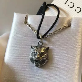 Gucci Collier Pendentif Tête de Tigre Argent Noir Métal