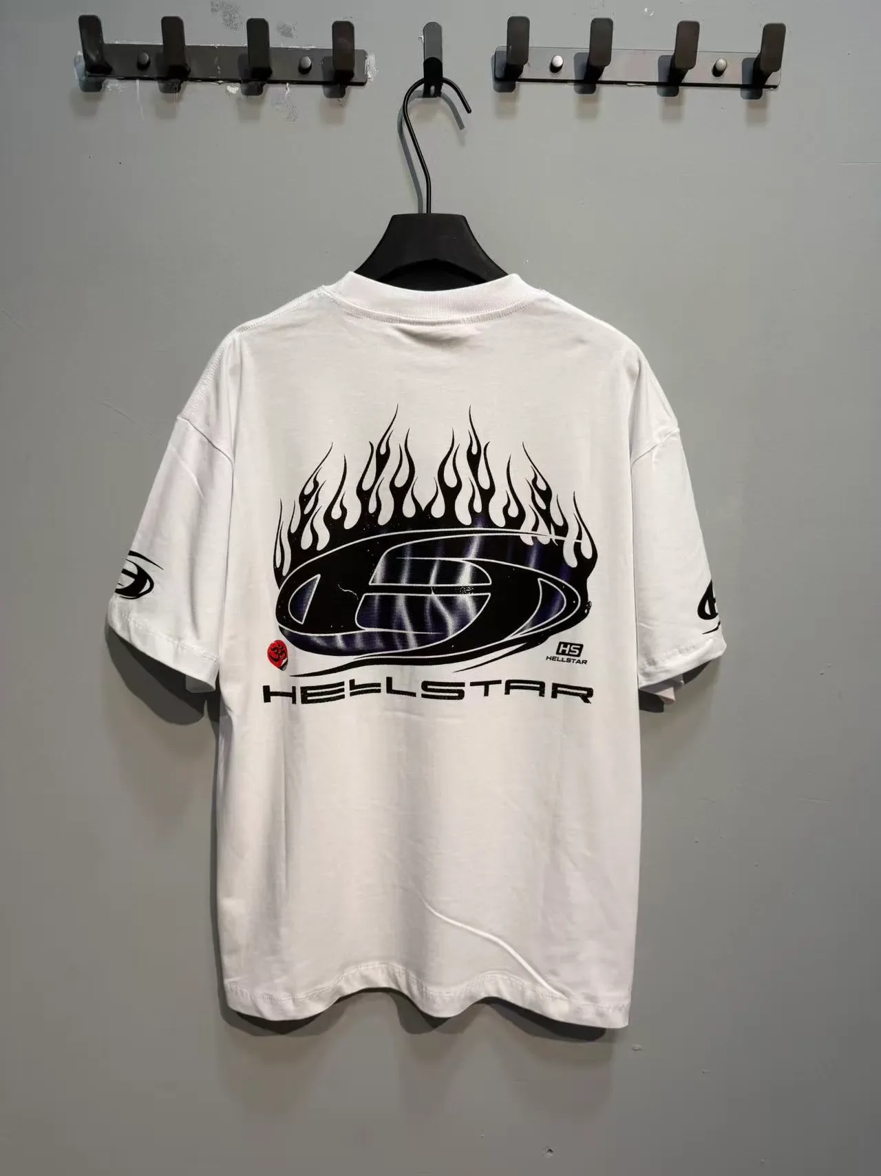 Camiseta branca Hellstar com estampa gráfica de logo de chama 6