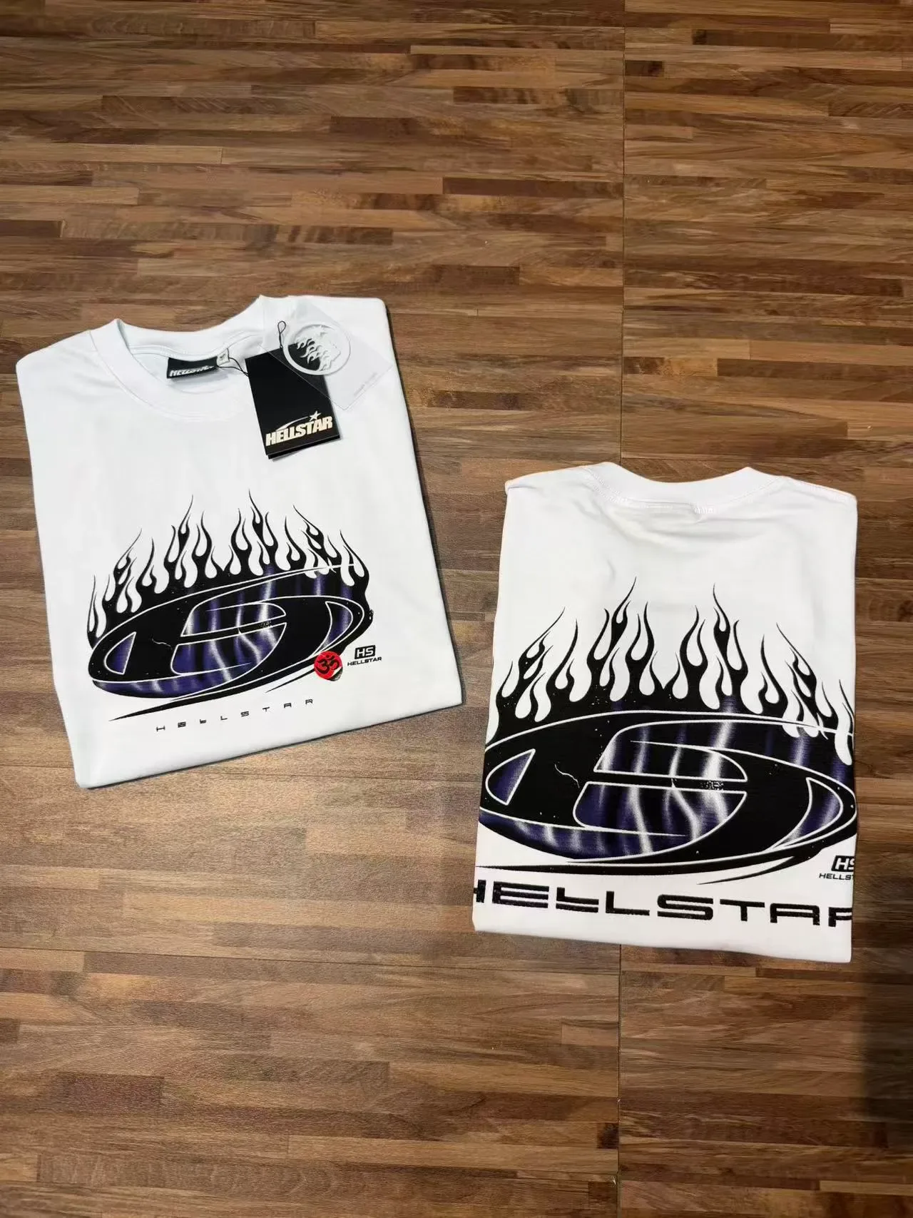 Camiseta branca Hellstar com estampa gráfica de logo de chama 7
