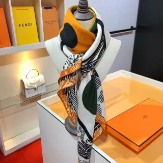 Hermès अमूर्त ग्राफिक प्रिंट नारंगी सफेद काला हरा रेशम स्कार्फ