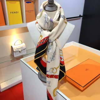 Hermès Beige Noir Équitation Hardware Print Base Crème Écharpe en Soie