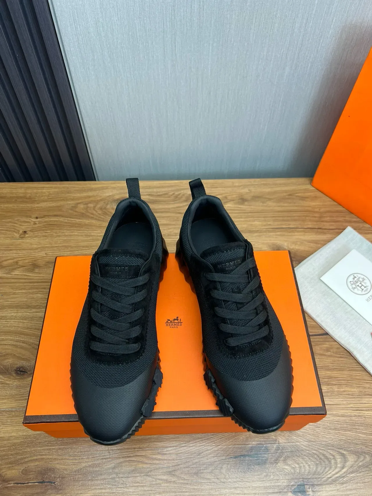 Hermès Sneakers lifestyle com Upper híbrido mesh-suede preto, solado de borracha esculpido com relevos 2