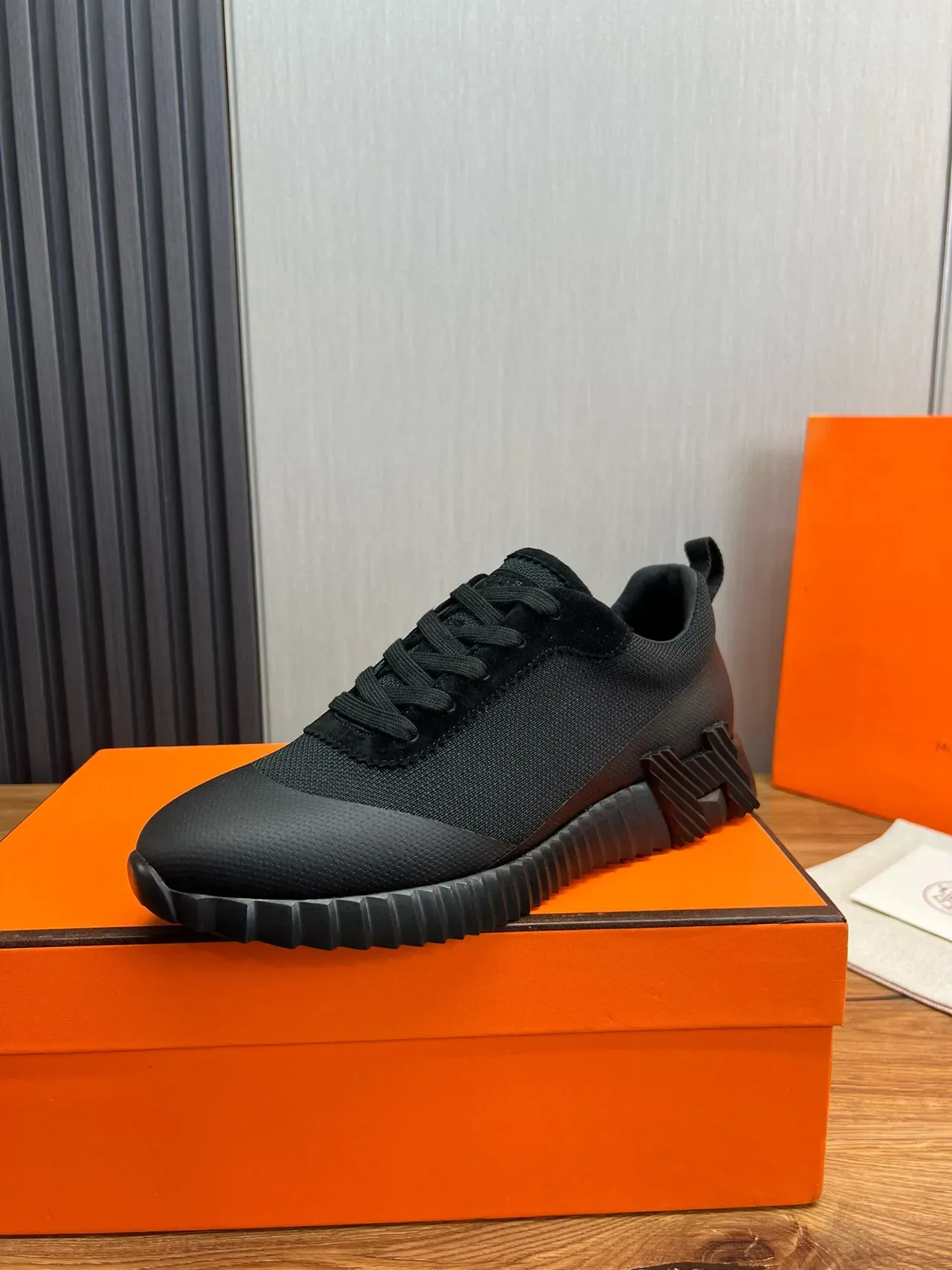 Hermès Sneakers lifestyle com Upper híbrido mesh-suede preto, solado de borracha esculpido com relevos 3