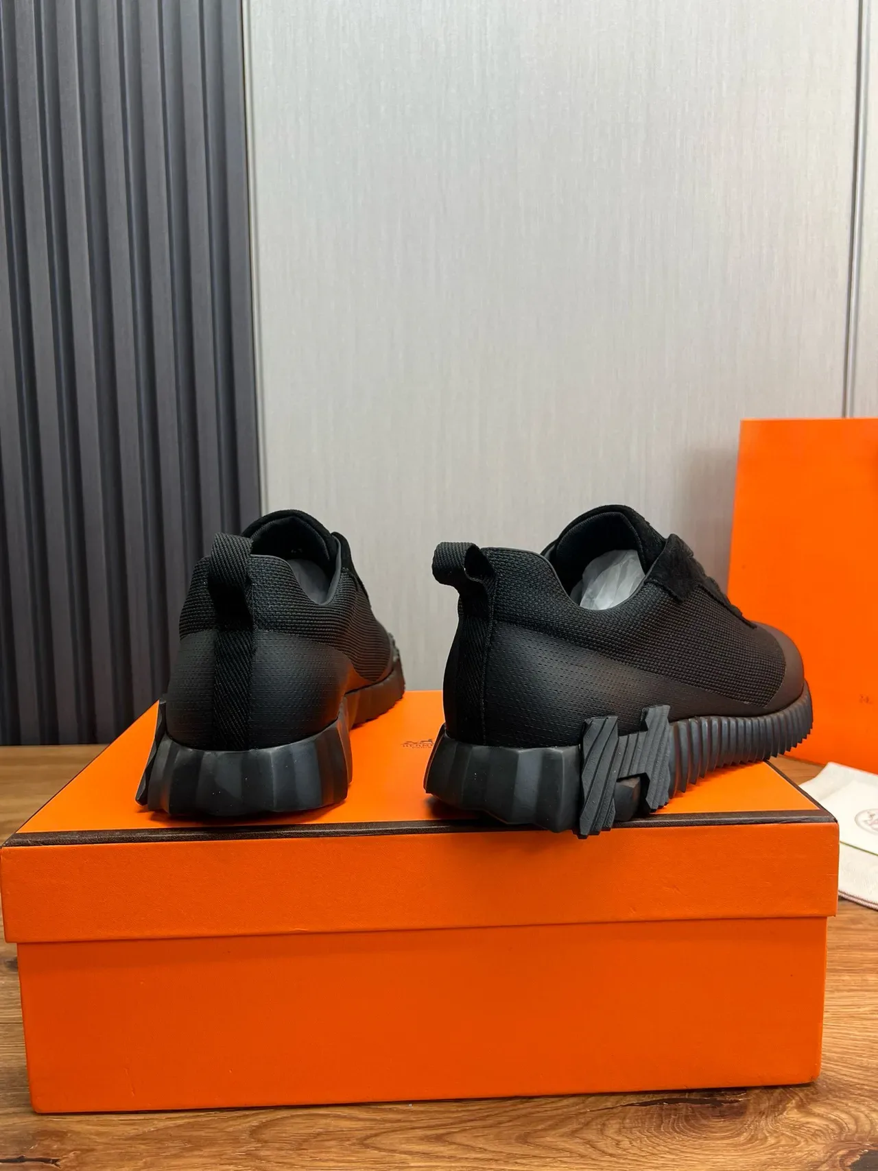 Hermès Sneakers lifestyle com Upper híbrido mesh-suede preto, solado de borracha esculpido com relevos 4