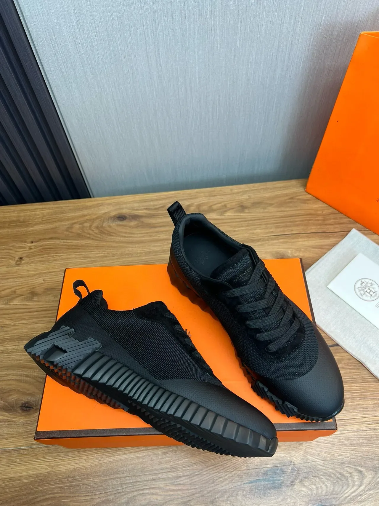 Hermès Sneakers lifestyle com Upper híbrido mesh-suede preto, solado de borracha esculpido com relevos 5
